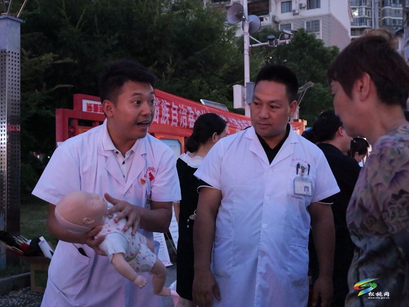 婦幼義診進(jìn)廣場 暖心“擺攤”送健康