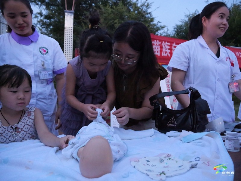 婦幼義診進(jìn)廣場 暖心“擺攤”送健康
