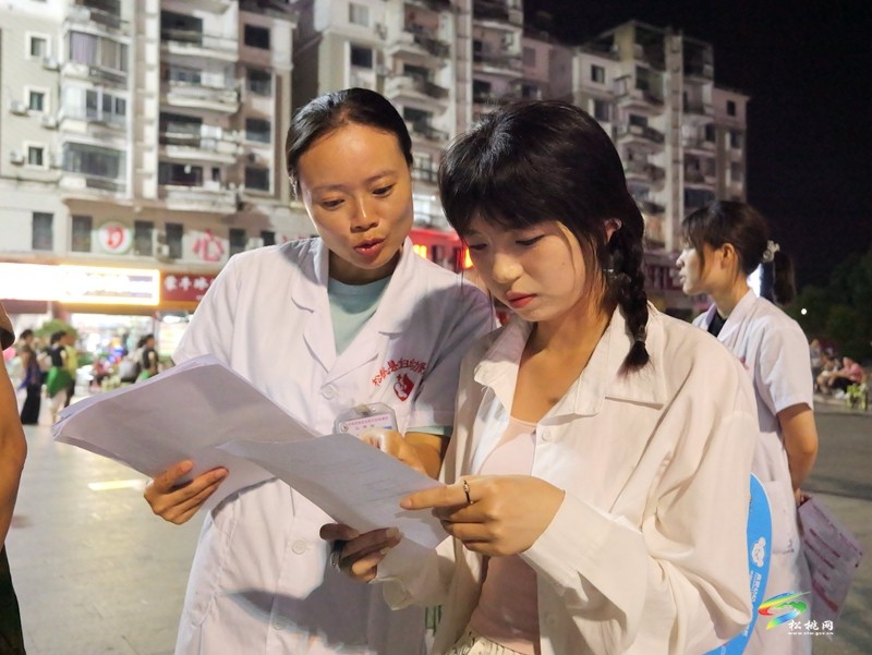 婦幼義診進(jìn)廣場 暖心“擺攤”送健康