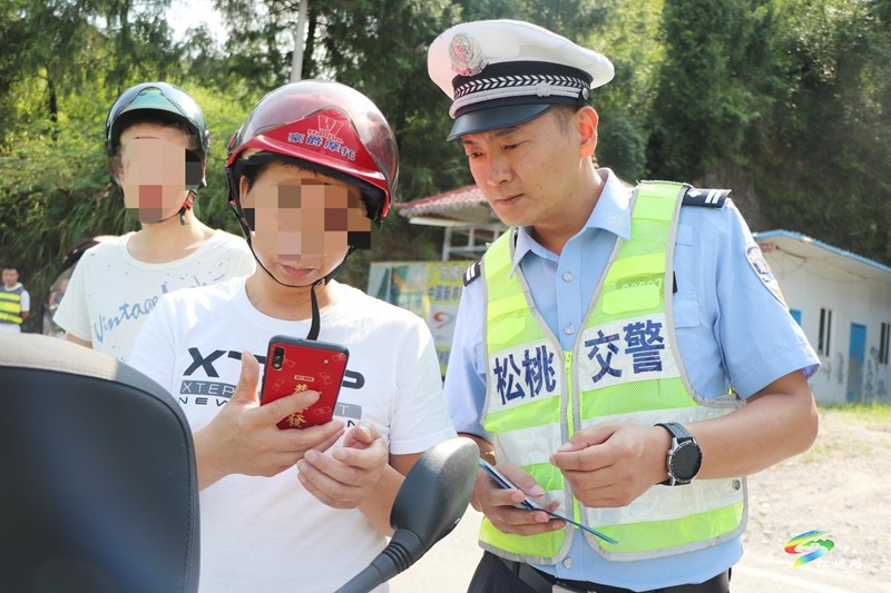 松桃公安交警聯(lián)合多部門開展“趕場日”秋季農(nóng)村道路交通違法集中整治行動