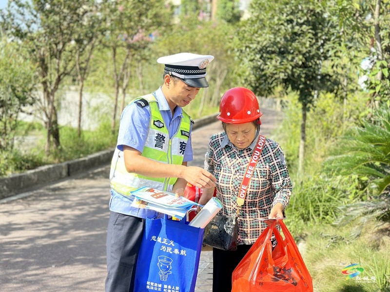 松桃公安交警進社區(qū)開展交通安全宣傳活動