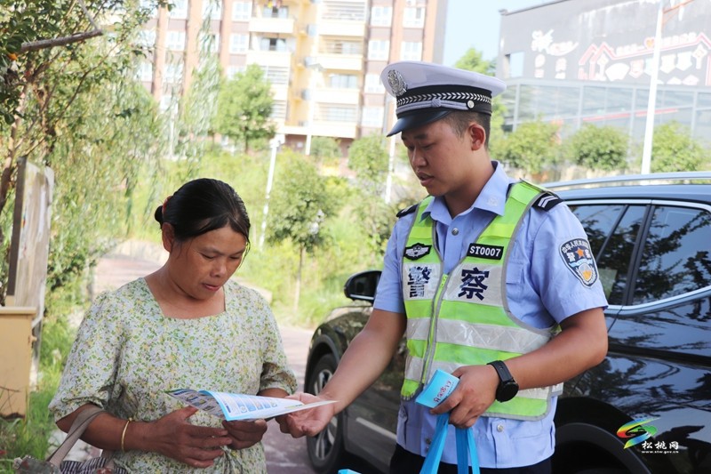 松桃公安交警進社區(qū)開展交通安全宣傳活動