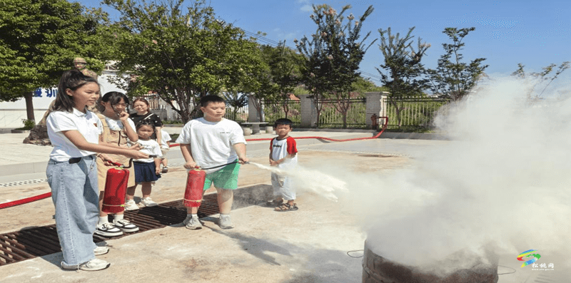 松桃圖書館聯(lián)合消防大隊開展第一期“小小讀者探秘消防”研學活動