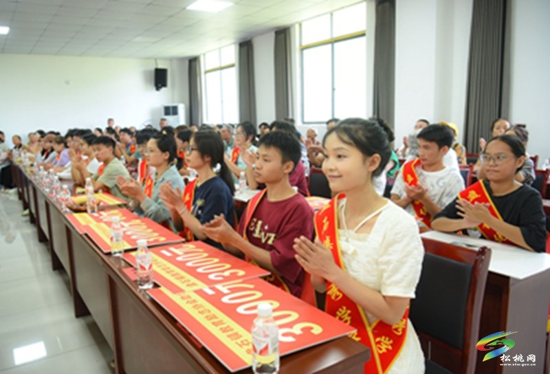金秋助學 托起盤石學子筑夢之路