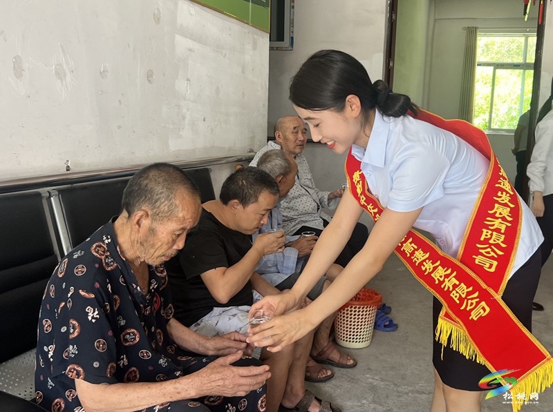 妙隘收費站開展“關(guān)愛老人·愛心傳遞”志愿服務(wù)活動