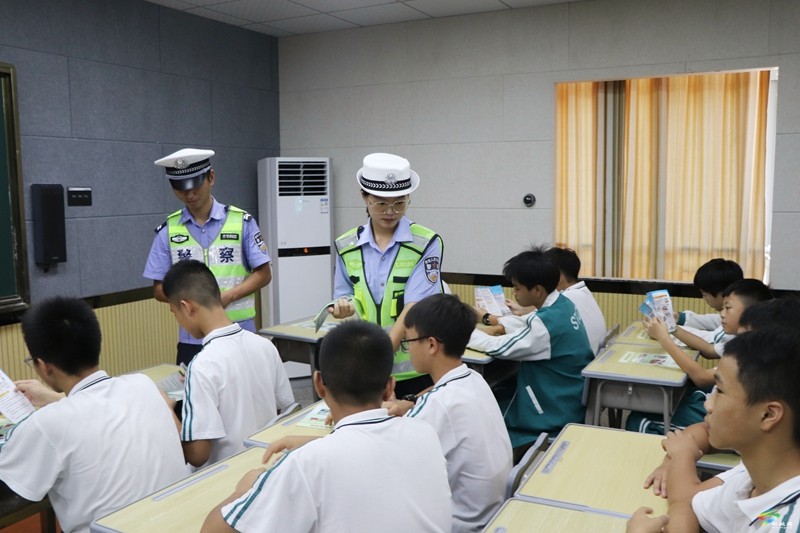 松桃公安交警開展“開學(xué)第一課”護(hù)航學(xué)生安全出行
