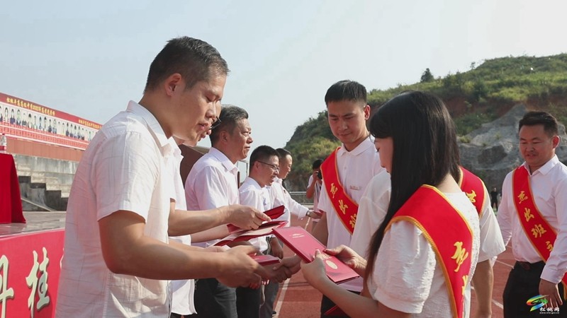 松桃平高高級(jí)中學(xué)舉行2024年秋季學(xué)期開(kāi)學(xué)典禮暨表彰大會(huì)