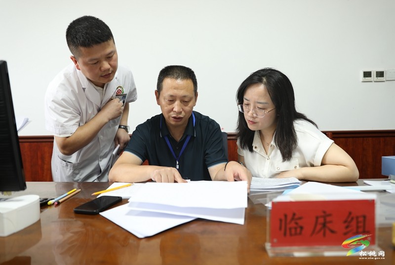 縣民族中醫(yī)院三級(jí)中醫(yī)醫(yī)院評(píng)審工作匯報(bào)會(huì)召開