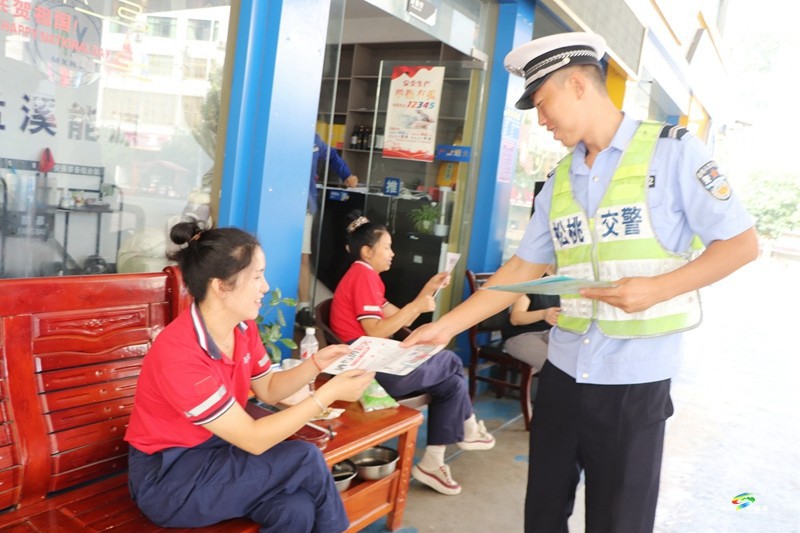 松桃公安交警走進加油站 為出行安全“加滿油”