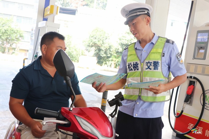 松桃公安交警走進加油站 為出行安全“加滿油”