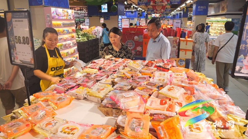 【網絡中國節(jié)·中秋】松桃:中秋佳節(jié) 月餅市場熱度非凡
