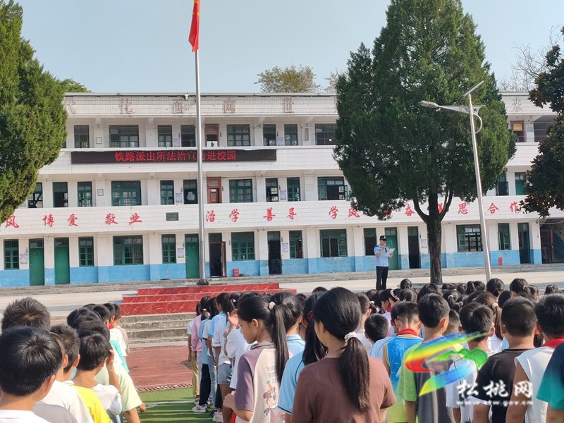 孟溪鐵路派出所民警深入寨英鎮(zhèn)鄧堡片區(qū)開(kāi)展鐵路法治宣傳教育活動(dòng)
