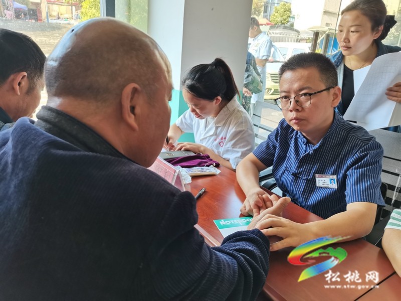 縣民族中醫(yī)院到長(zhǎng)興堡鎮(zhèn)開展大型義診活動(dòng)