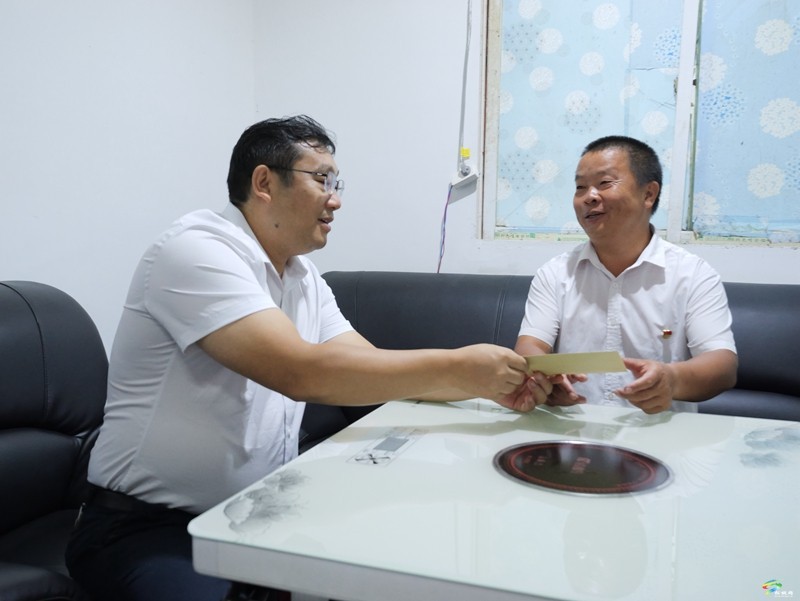 吳廷友國慶節(jié)前開展走訪慰問活動