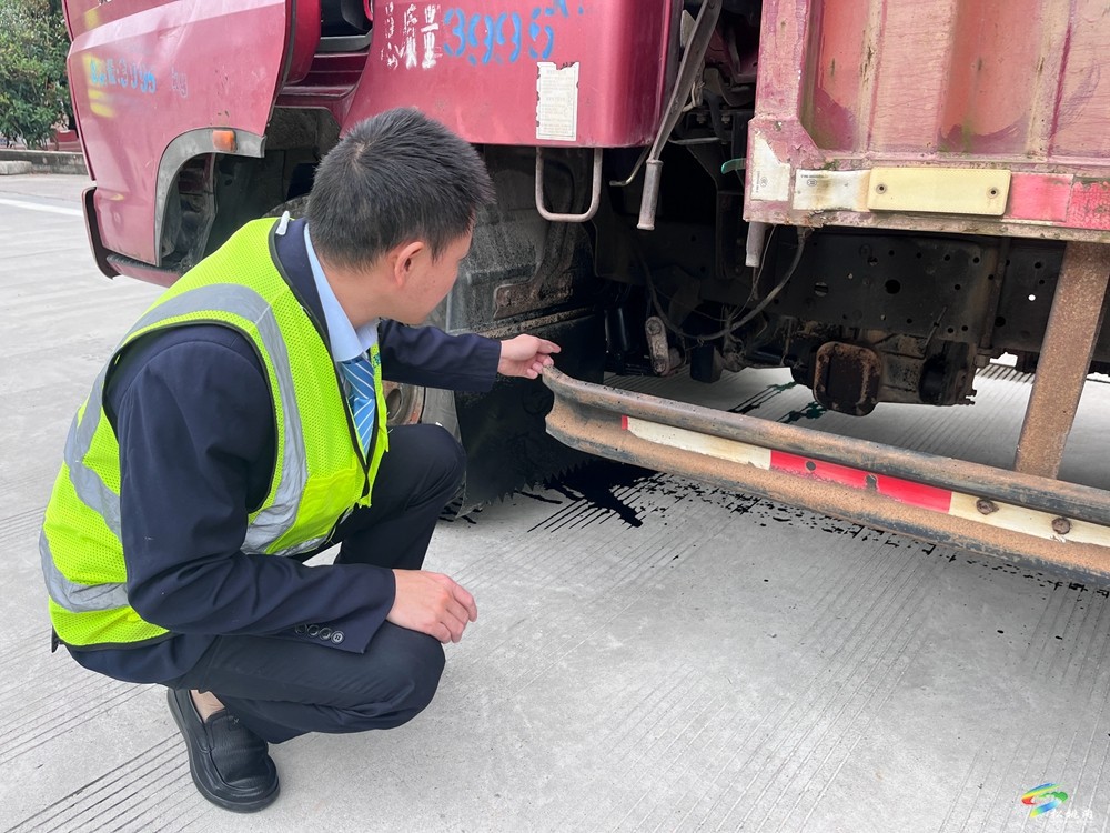 情暖妙隘|熱心服務(wù)幫推車  排憂解難暖人心