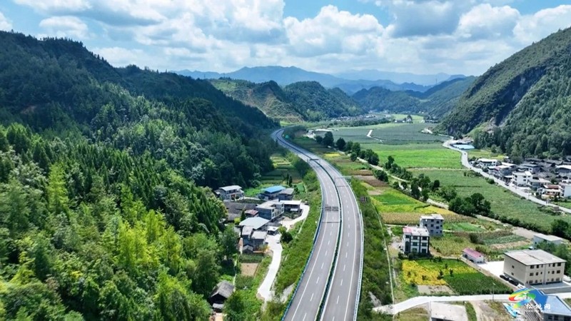 【武陵山區(qū)域媒體聯盟蹲點報道——紅色印跡·大美松桃】 松桃石梁：交通蝶變激發(fā)紅色引擎新動能