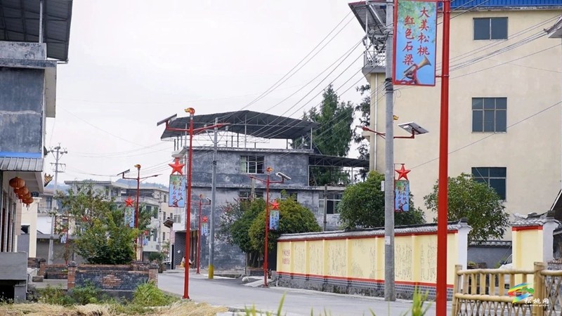 【武陵山區(qū)域媒體聯盟蹲點報道——紅色印跡·大美松桃】 松桃石梁：交通蝶變激發(fā)紅色引擎新動能