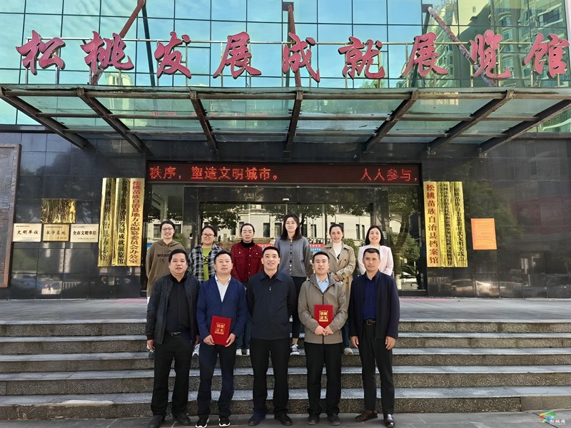 縣檔案館接收滕建猛、龍正舟捐贈(zèng)個(gè)人文學(xué)作品進(jìn)館收藏