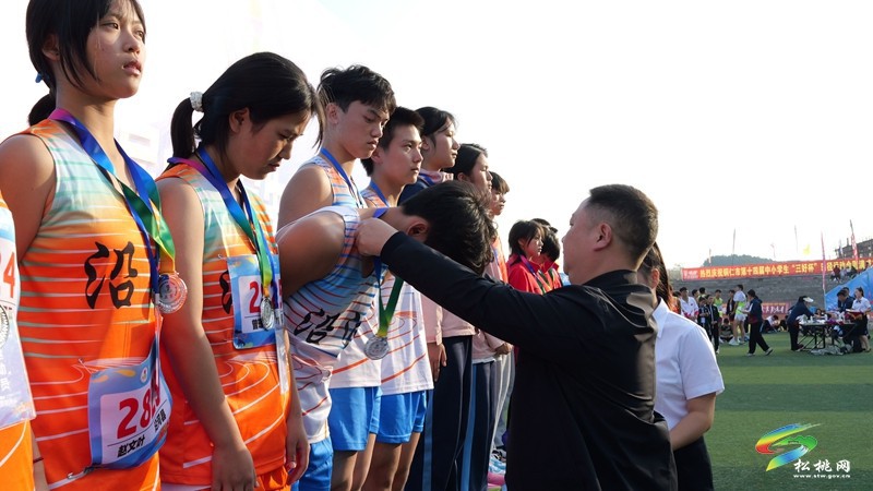 銅仁市第十四屆中小學(xué)生“三好杯”田徑運(yùn)動會在松桃閉幕