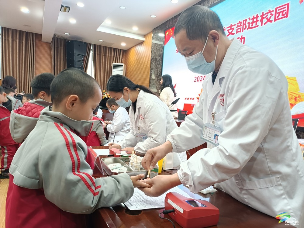 縣婦幼保健院黨支部進(jìn)校園開展義診活動(dòng)