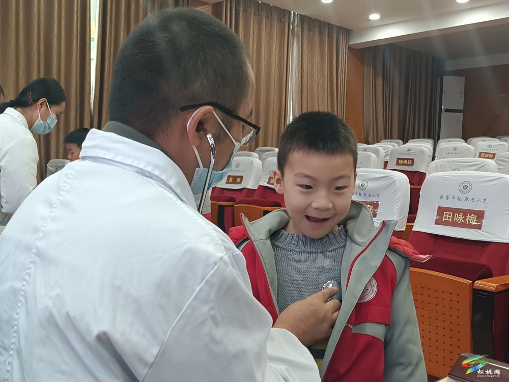 縣婦幼保健院黨支部進(jìn)校園開展義診活動(dòng)
