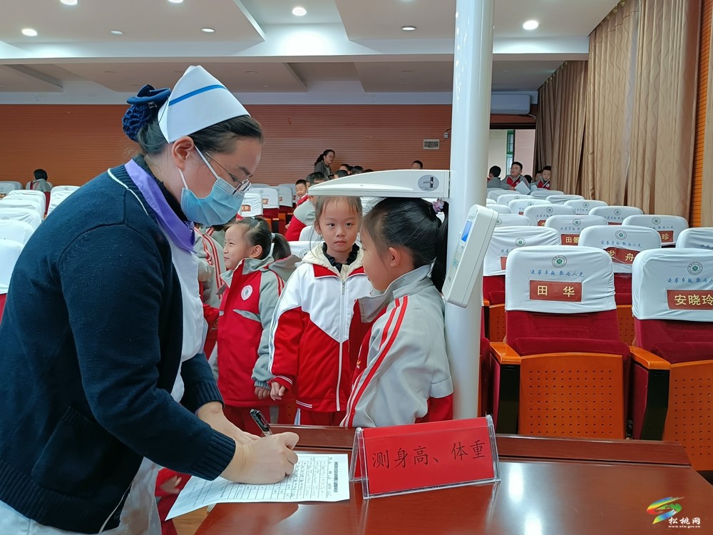 縣婦幼保健院黨支部進(jìn)校園開展義診活動(dòng)