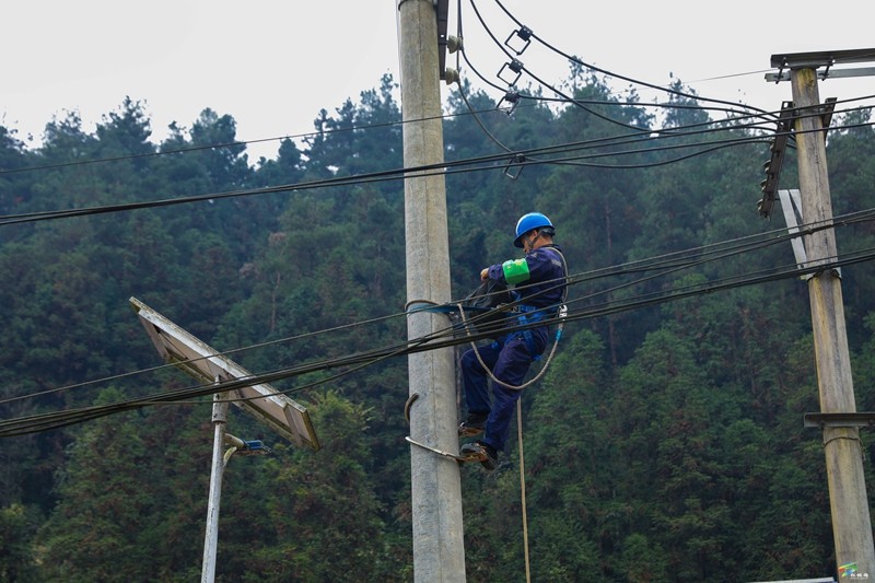 帶電作業(yè)保民生，溫暖迎峰度寒冬