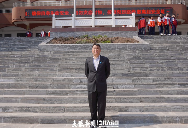 “廣漂”二十載返回家鄉(xiāng)踐初心 年過五十歲為人師表擔(dān)使命 ——記中組部教育人才“組團(tuán)式”幫扶教師文自敏