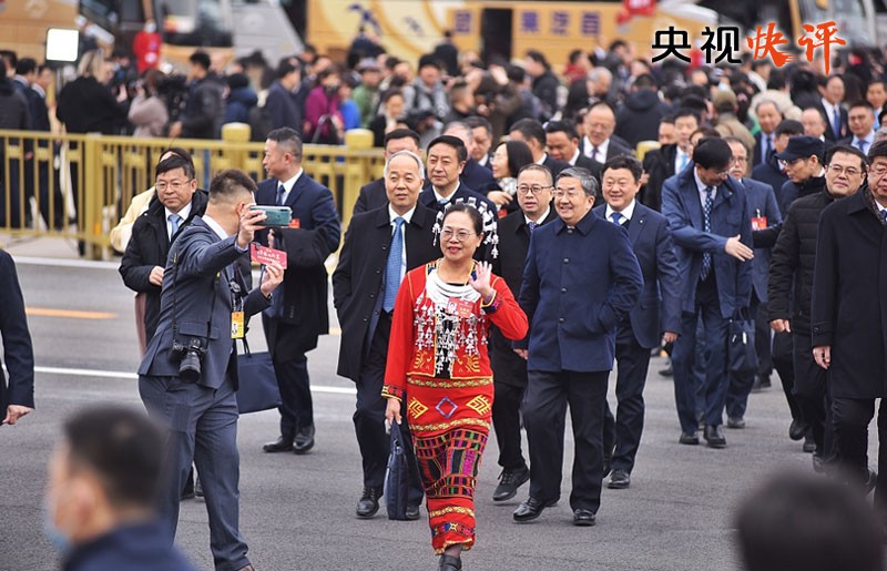 【央視快評】高舉旗幟 真抓實干 團(tuán)結(jié)奮進(jìn)——熱烈祝賀十四屆全國人大二次會議、全國政協(xié)十四屆二次會議開幕