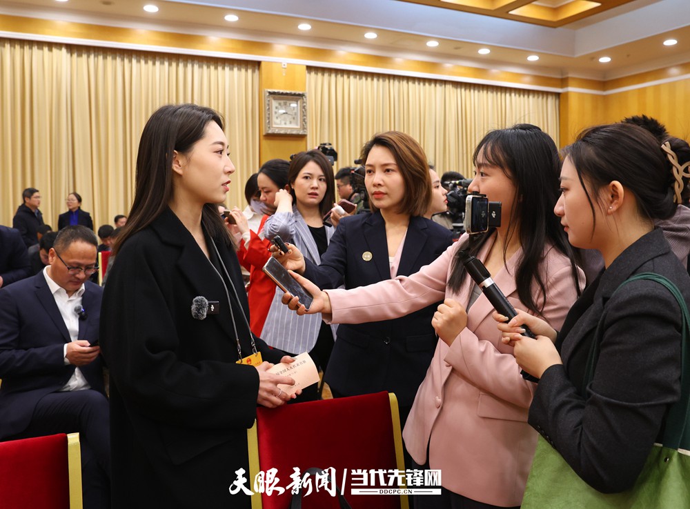 正在直播｜貴州代表團(tuán)開(kāi)放團(tuán)組會(huì)議
