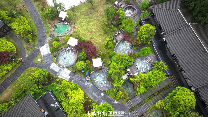 百里杜鵑：花間溫泉引客來(lái)