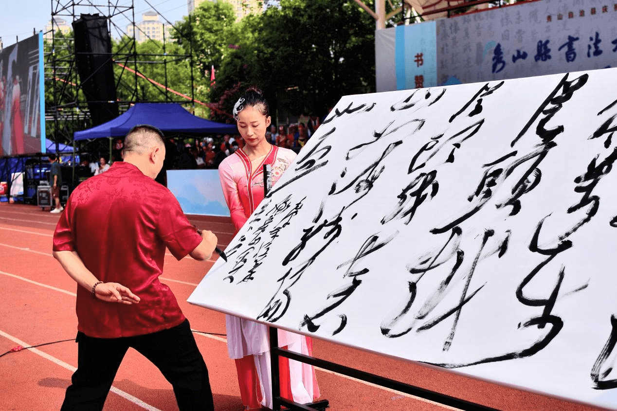 重慶秀山：千人揮毫書贊祖國 萬眾潑墨潤秀邊城