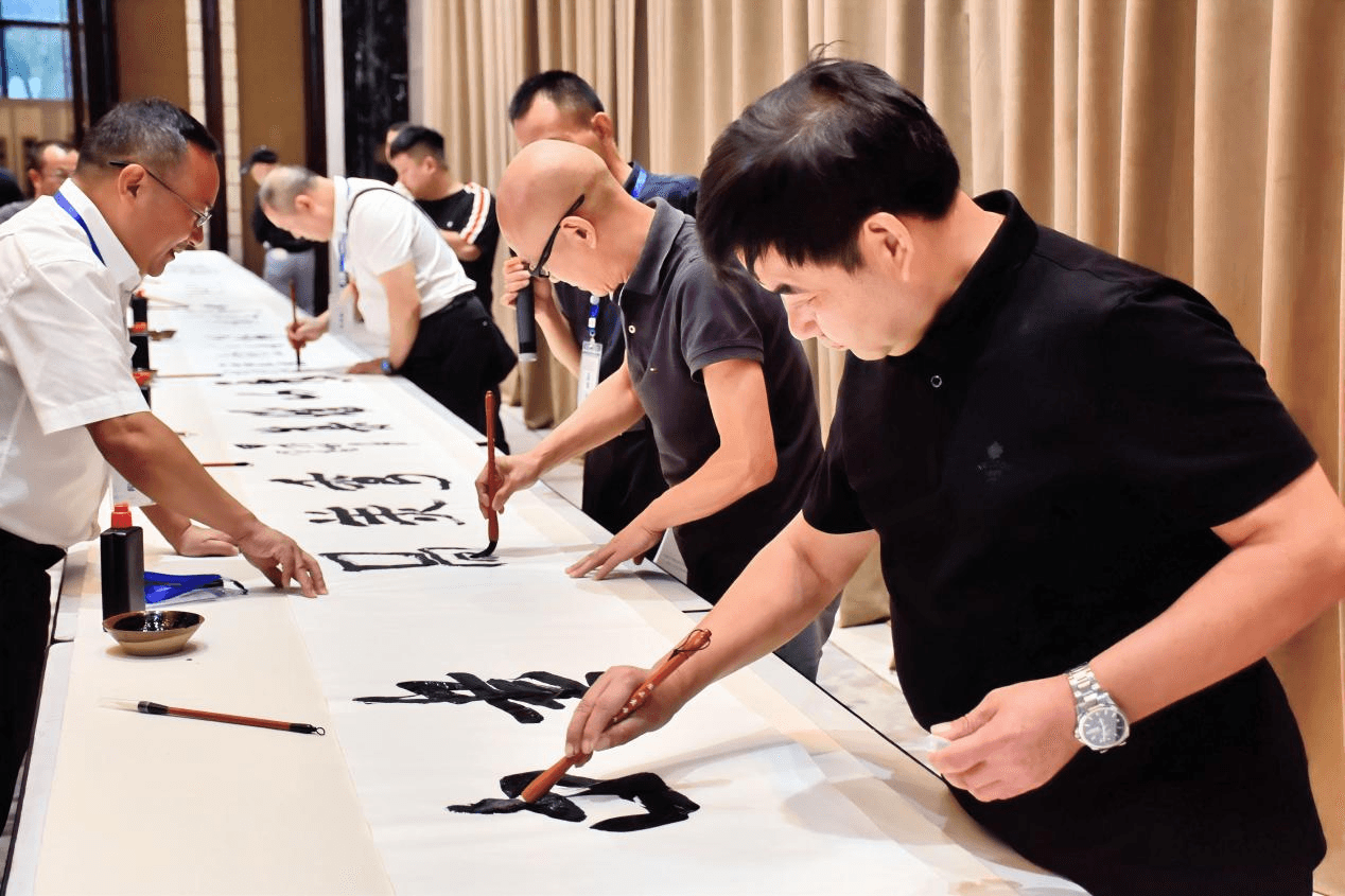 重慶秀山：千人揮毫書贊祖國 萬眾潑墨潤秀邊城