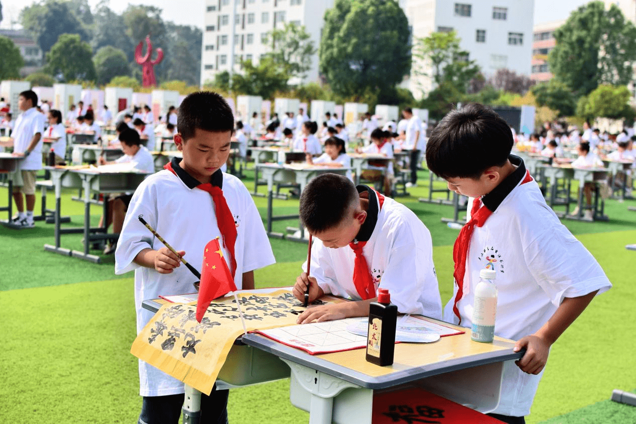 重慶秀山：千人揮毫書贊祖國 萬眾潑墨潤秀邊城