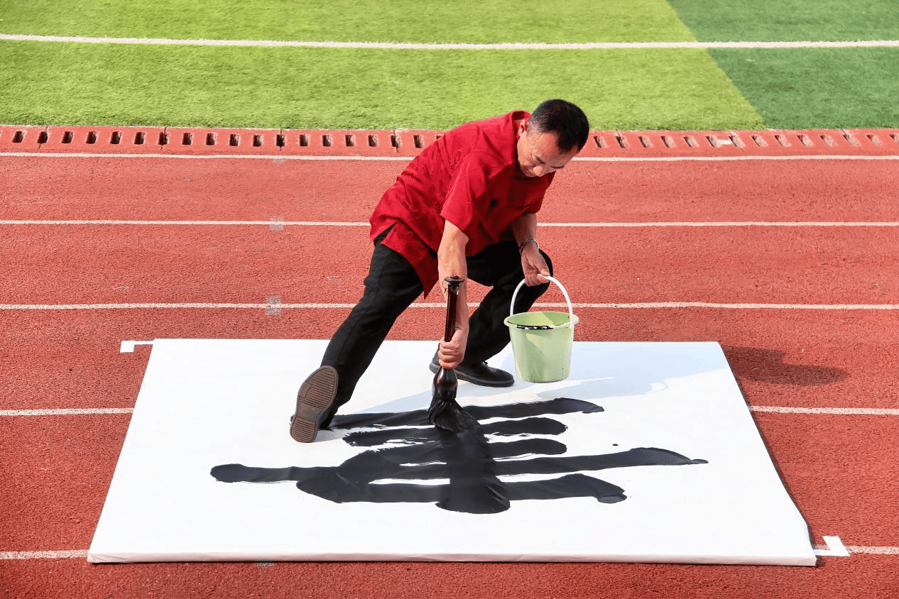重慶秀山：千人揮毫書贊祖國 萬眾潑墨潤秀邊城