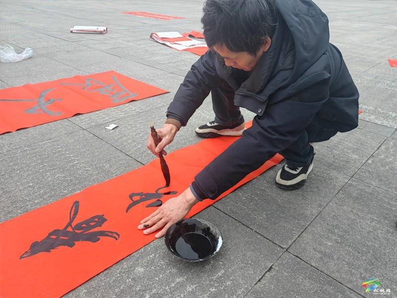 松桃孟溪鎮(zhèn)開(kāi)展2025年“文化暖冬行·送福到萬(wàn)家”迎新春送春聯(lián)活動(dòng)