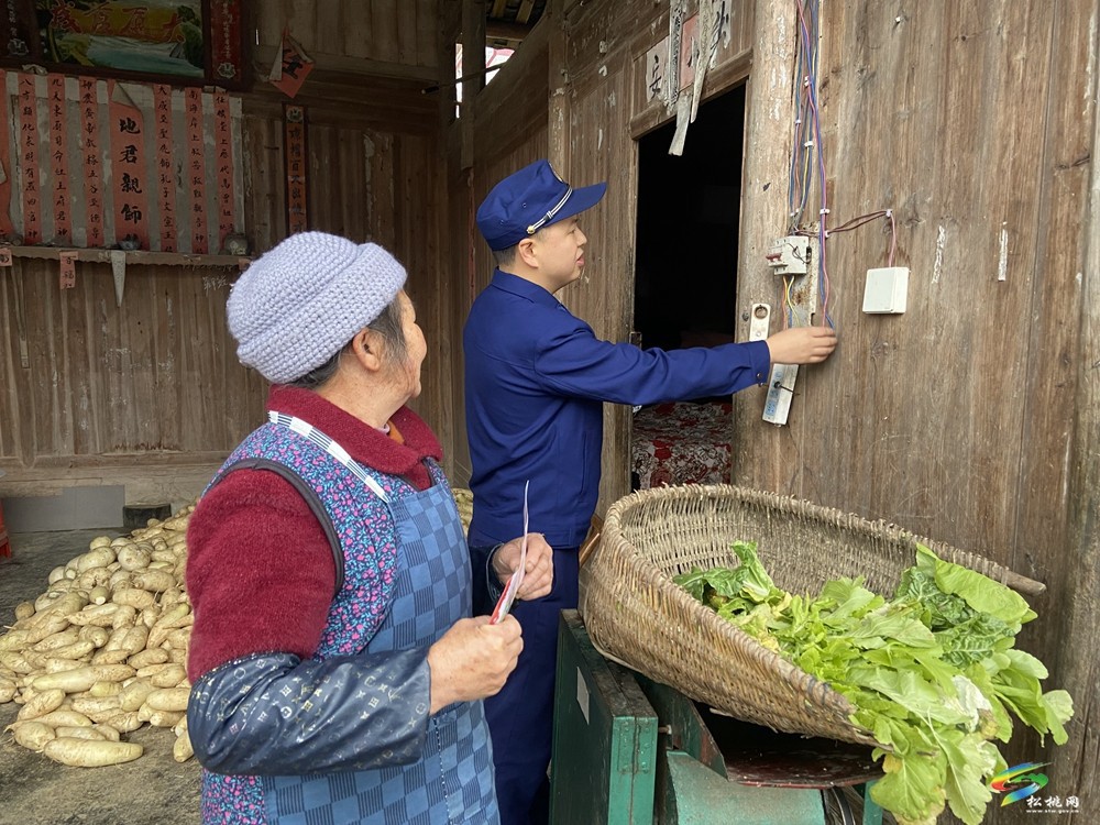 松桃消防開展學(xué)雷鋒紀(jì)念日“消防安全五進(jìn)”志愿服務(wù)活動(dòng)