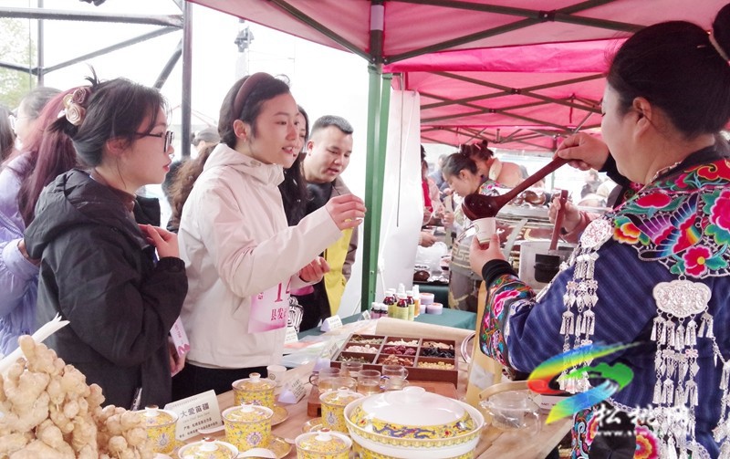 驚艷亮相九龍湖畔！縣民族中醫(yī)院推出苗疆藥膳
