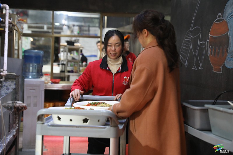 【吃貴州“晚飯”·看松桃村晚】松桃：PK流量變消費(fèi)增量?村晚帶動多個業(yè)態(tài)消費(fèi)增長