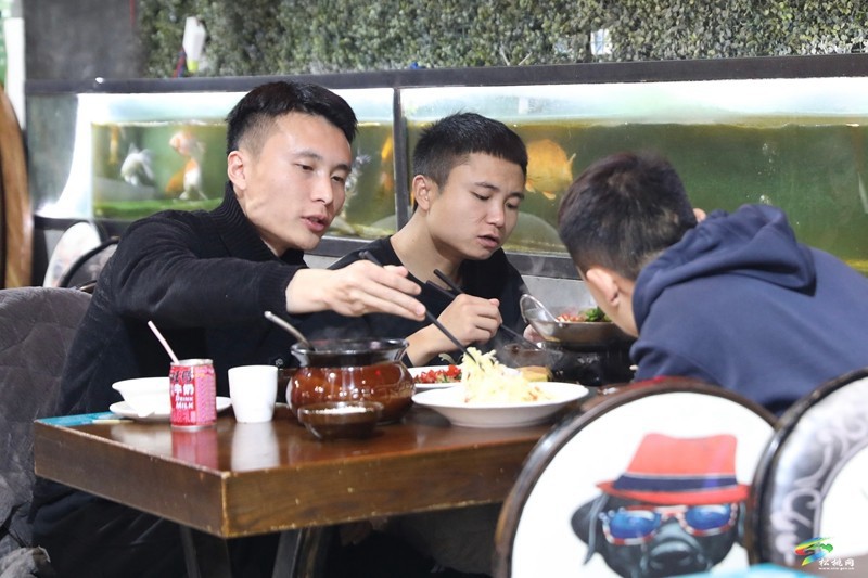 【吃貴州“晚飯”·看松桃村晚】松桃：PK流量變消費(fèi)增量?村晚帶動多個業(yè)態(tài)消費(fèi)增長