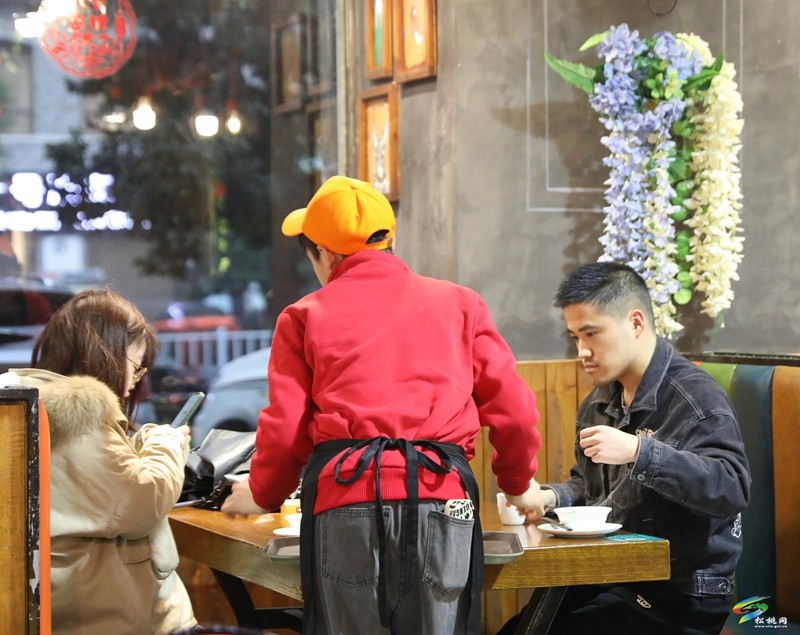 【吃貴州“晚飯”·看松桃村晚】松桃：PK流量變消費(fèi)增量?村晚帶動多個業(yè)態(tài)消費(fèi)增長