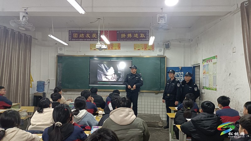 寨英鎮(zhèn)派出所開(kāi)展校園安全檢查