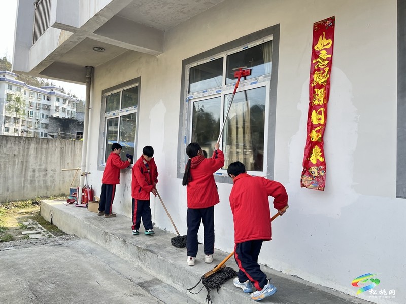 妙隘鄉(xiāng)完小開展學(xué)雷鋒敬老人活動