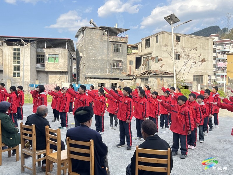 妙隘鄉(xiāng)完小開展學(xué)雷鋒敬老人活動