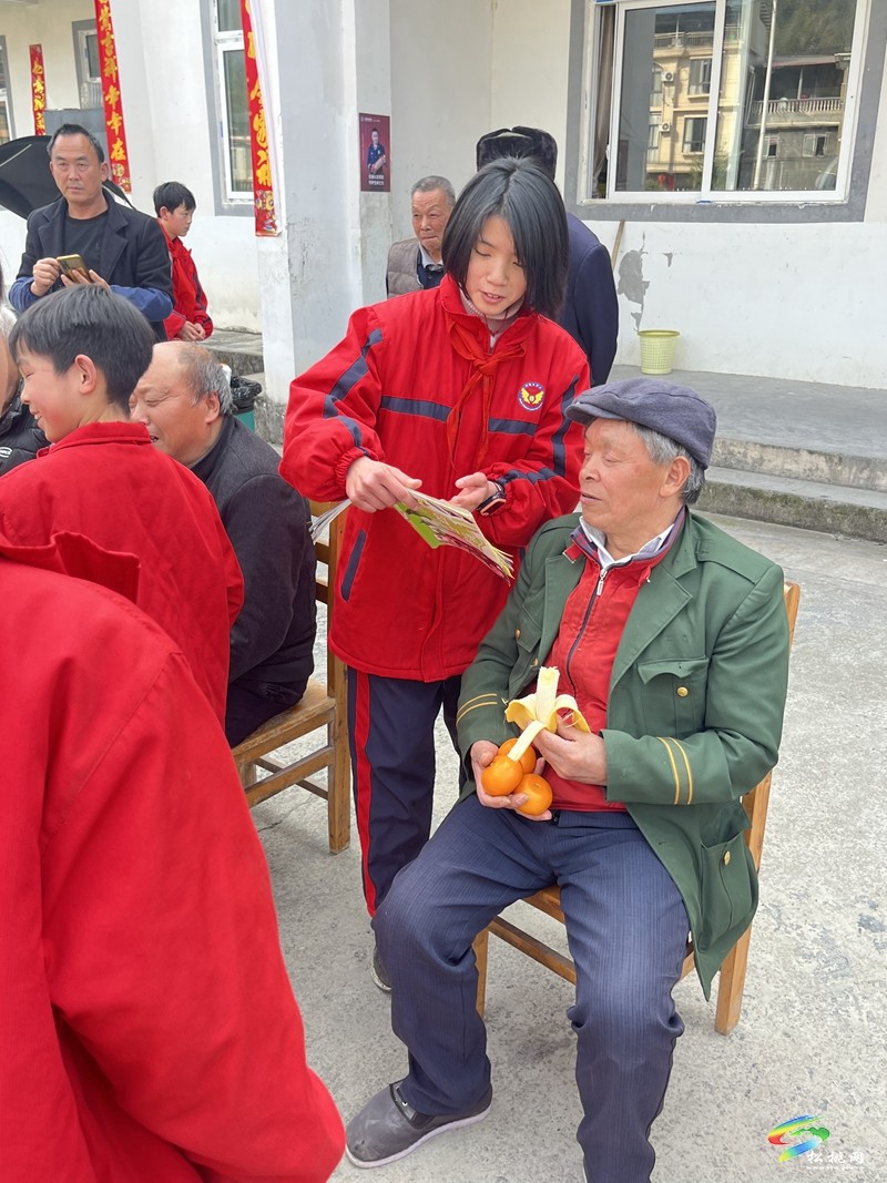 妙隘鄉(xiāng)完小開展學(xué)雷鋒敬老人活動
