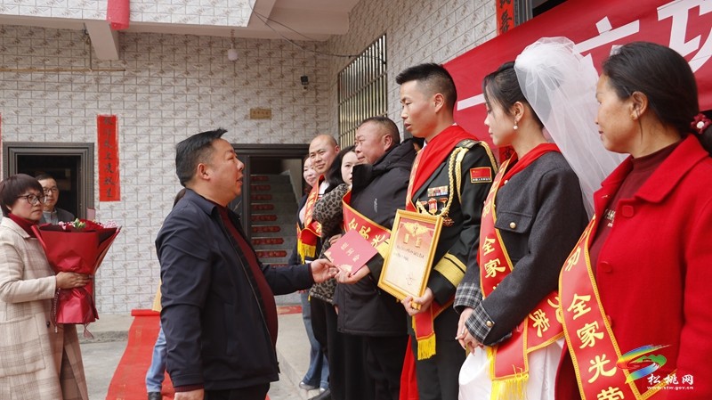 三等功送進婚禮現(xiàn)場 尊崇軍人暖人心