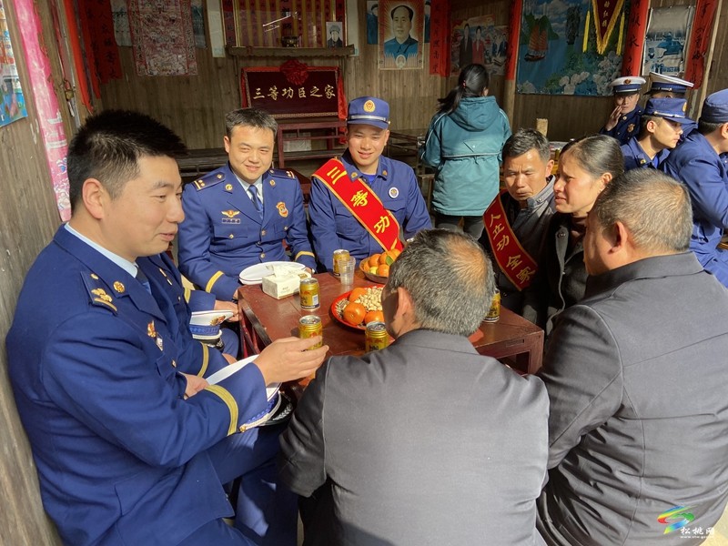 喜報送到家 榮譽暖忠心