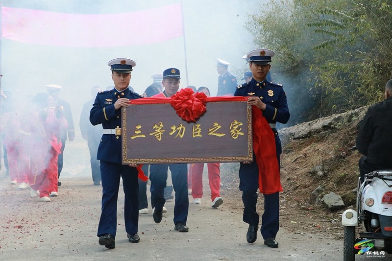 喜報送到家 榮譽暖忠心