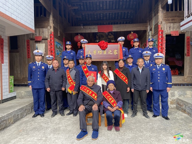 喜報送到家 榮譽暖忠心