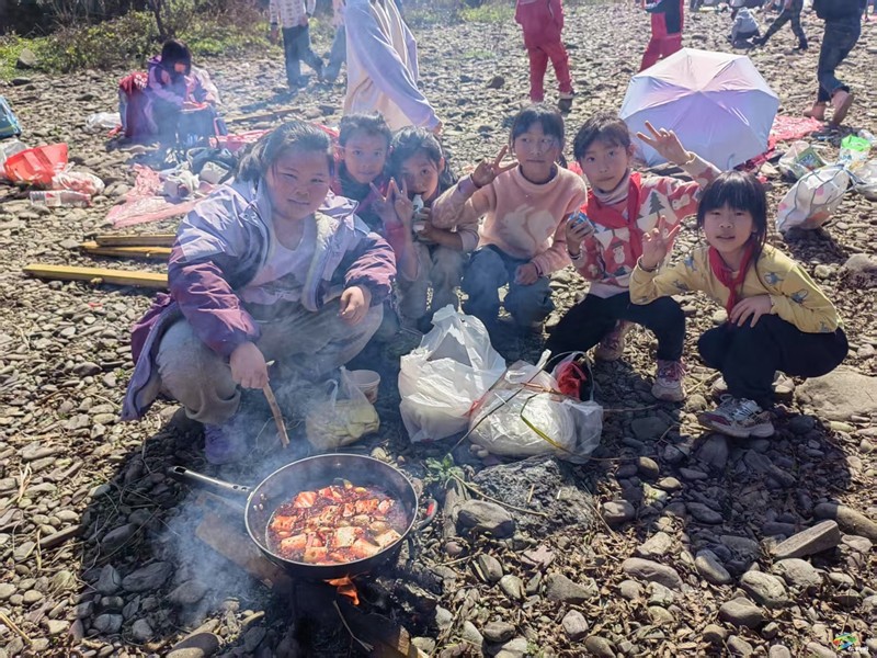 寨英鎮(zhèn)完小開展校外研學(xué)社會(huì)實(shí)踐活動(dòng)